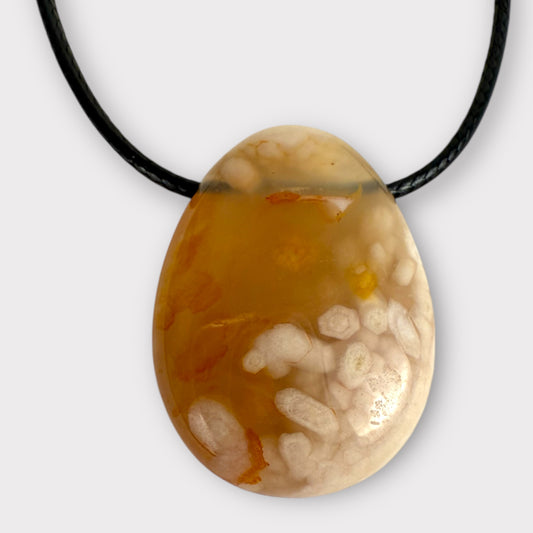 Pendentif pierre percée forme goutte agate fleur de cerisier