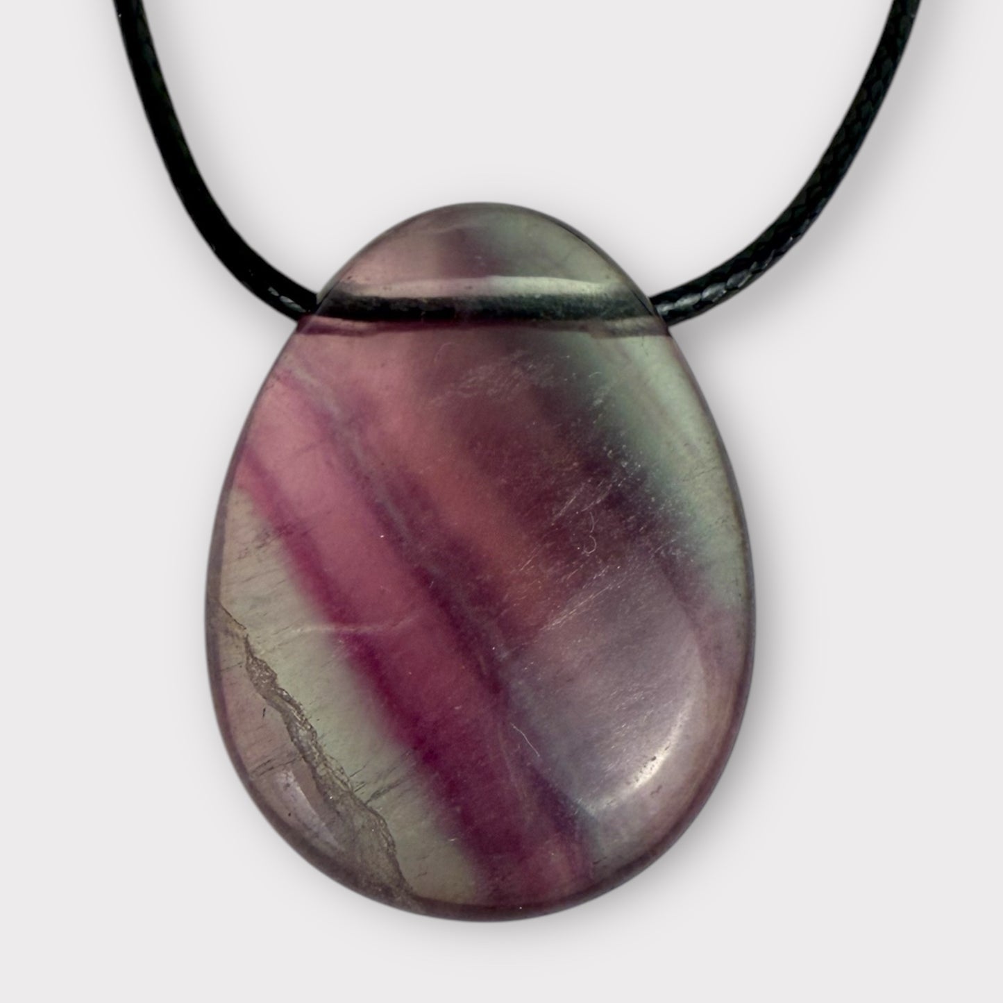 Pendentif pierre percée forme goutte fluorine multicolore
