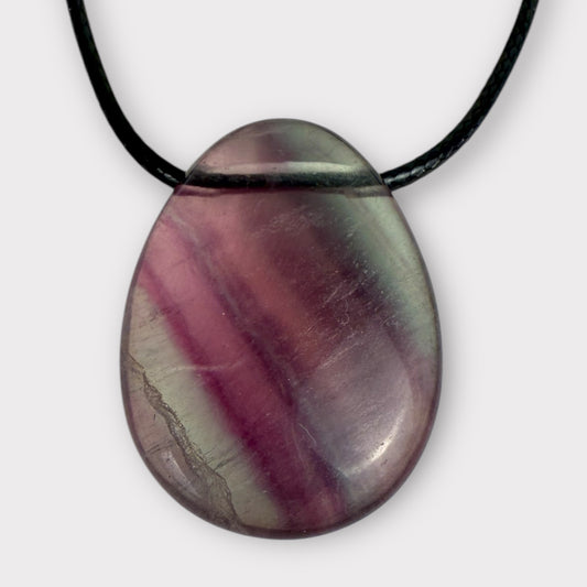 Pendentif pierre percée forme goutte fluorine multicolore