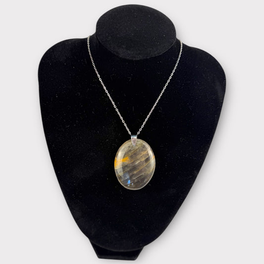 Pendentif pierre plate ovale pierre de lune noire