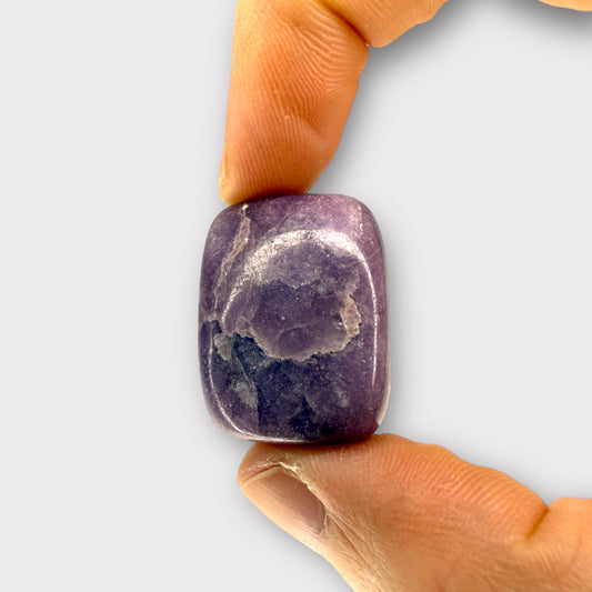 Pierre roulée lépidolite cubique