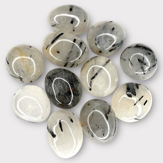 Pierre roulée cristal de roche / tourmaline
