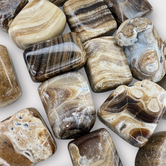 Pierre roulée aragonite brune